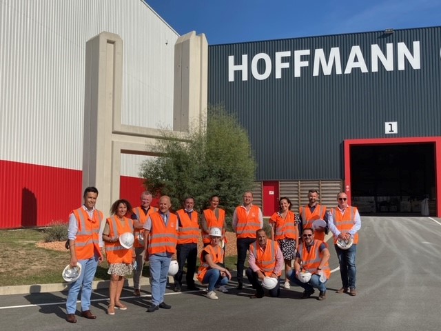 equipe devant l'entreprise Hoffmann Green Cement